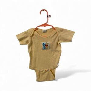 Vintage Winnie the Pooh Yellow Hanes Disney Onesie Bodysuit 0-3M (11-17lb)